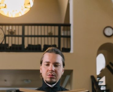 Taktowne zaproszenie księdza na przyjęcie weselne — etykieta, przykładowe treści i dobre obyczaje