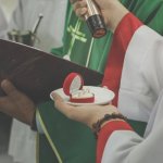 Wasza miłość w Słowie: jak wybrać czytania, które najpiękniej wybrzmią podczas Mszy ślubnej