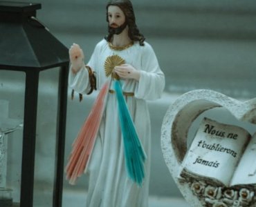 Pamięć, która łączy pokolenia: jak modlitwą otulić bliskich, którzy odeszli
