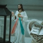 Pamięć, która łączy pokolenia: jak modlitwą otulić bliskich, którzy odeszli