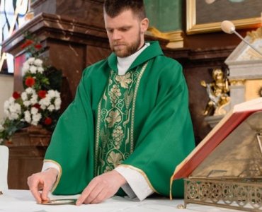 Jak pięknie podziękować księdzu po Pierwszej Komunii: pomysły, słowa i gesty z serca