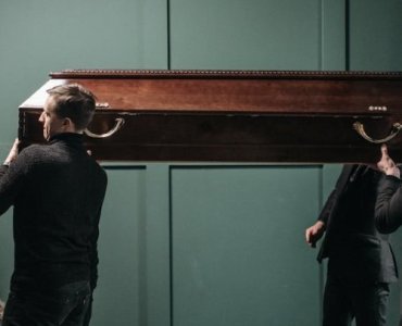 Strój pożegnalny z godnością: jak wybrać ubranie do trumny, by oddać hołd bliskiej osobie