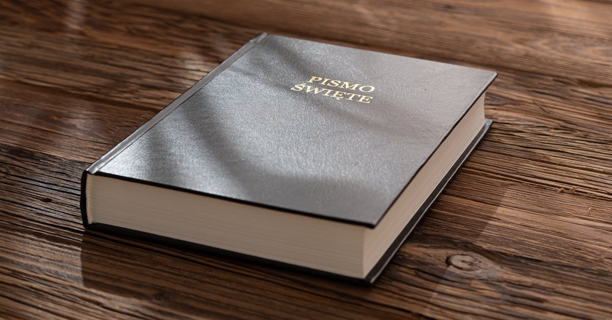 Odkryj piękno Słowa bez lupy: jak wybrać wydanie Biblii z dużą czcionką dla Ciebie i bliskich