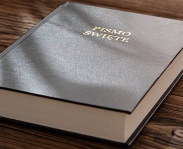 Odkryj piękno Słowa bez lupy: jak wybrać wydanie Biblii z dużą czcionką dla Ciebie i bliskich