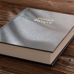 Odkryj piękno Słowa bez lupy: jak wybrać wydanie Biblii z dużą czcionką dla Ciebie i bliskich