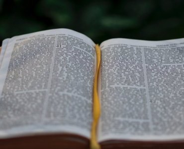 Wieczorne Słowo, które łączy: prosty rodzinny rytuał na koniec dnia