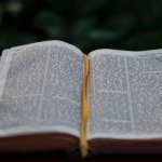 Wieczorne Słowo, które łączy: prosty rodzinny rytuał na koniec dnia