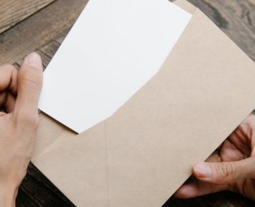 Koperta na Komunię bez zagadek: ile dać, by było elegancko i od serca