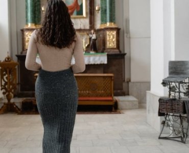 Szacunek w walizce: przewodnik po stroju do świątyń i sanktuariów