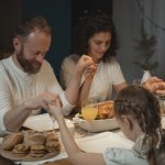 Dobranoc z serca: trzy zdania modlitwy, które pokochają Twoje dzieci