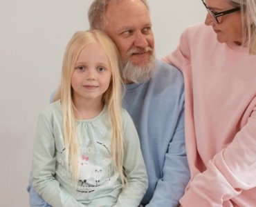 Modlitwa, która otula wnuki: słowa babci i dziadka na każdy dzień [gotowe teksty]