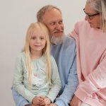 Modlitwa, która otula wnuki: słowa babci i dziadka na każdy dzień [gotowe teksty]