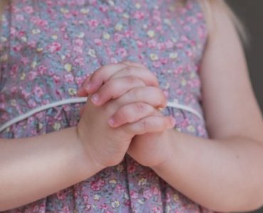Małe dłonie, wielka modlitwa: wprowadzamy dziecko w znak krzyża krok po kroku