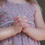 Małe dłonie, wielka modlitwa: wprowadzamy dziecko w znak krzyża krok po kroku
