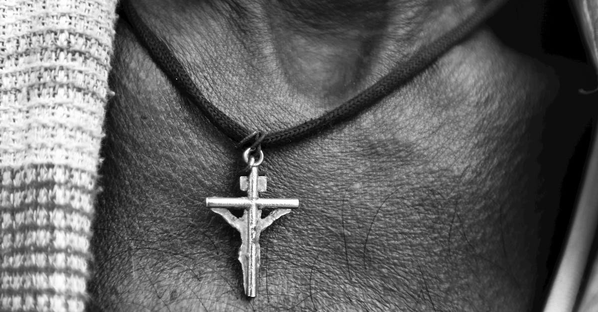 Mały znak, wielkie znaczenie: srebrny krzyżyk z obliczem Chrystusa – jak wybrać i pięknie podarować