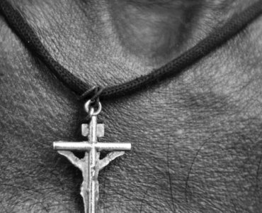 Mały znak, wielkie znaczenie: srebrny krzyżyk z obliczem Chrystusa – jak wybrać i pięknie podarować