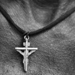 Mały znak, wielkie znaczenie: srebrny krzyżyk z obliczem Chrystusa – jak wybrać i pięknie podarować