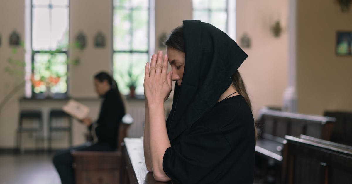 Pakuj chustę, szanuj miejsce: przewodnik po nakryciach głowy w sanktuariach świata