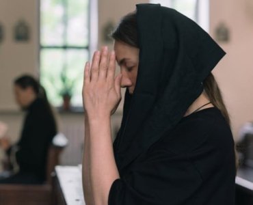 Pakuj chustę, szanuj miejsce: przewodnik po nakryciach głowy w sanktuariach świata
