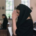 Pakuj chustę, szanuj miejsce: przewodnik po nakryciach głowy w sanktuariach świata