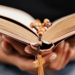 Odkryj moc Różańca na nowo: przewodnik z medytacjami dla dorosłych