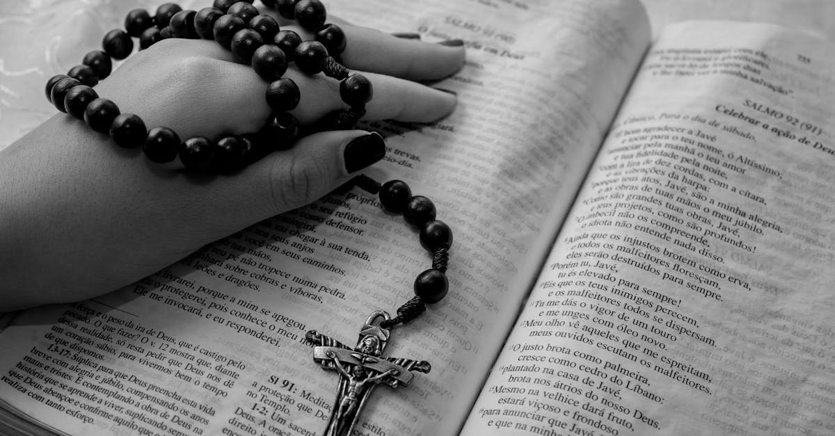 Książkowe rozważania Drogi Krzyżowej, które poruszą Twoje serce — jak wybrać i modlić się owocniej