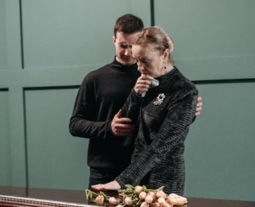 Jak napisać poruszające wspomnienie na pogrzeb: słowa, które niosą ukojenie