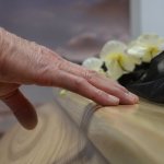 Ostatni gest miłości: jakie pamiątki i znaki wiary mogą towarzyszyć bliskiej osobie w trumnie
