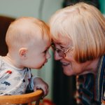 Kiedy serce pyta o Babcię: czuła rozmowa z dzieckiem o pożegnaniu