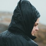 Deszcz nie zatrzyma pielgrzyma: jak wybrać idealną pelerynę na pieszą pielgrzymkę