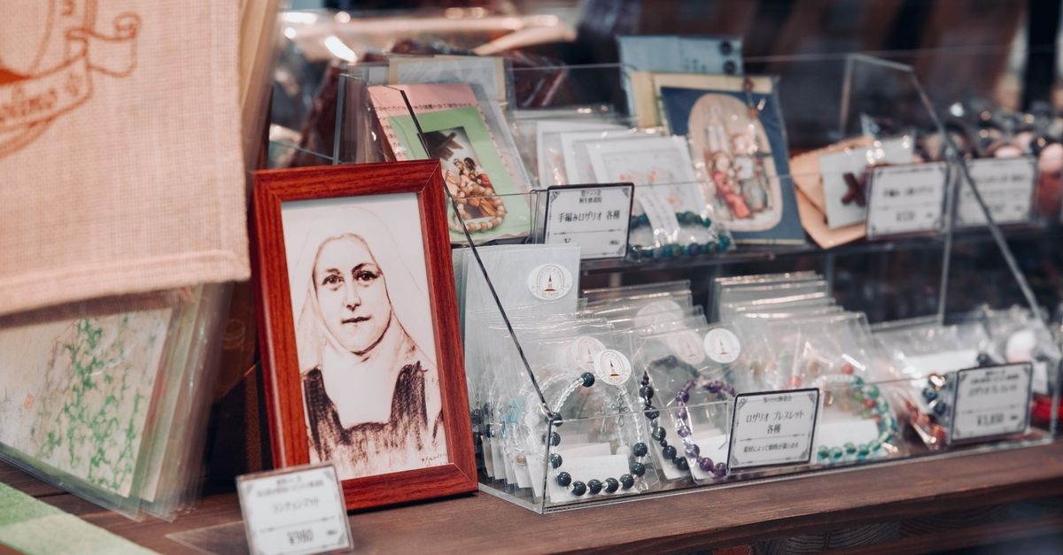 Co przywieźć z pielgrzymki? Pamiątki z duszą – piękne i praktyczne propozycje, które zostaną na lata