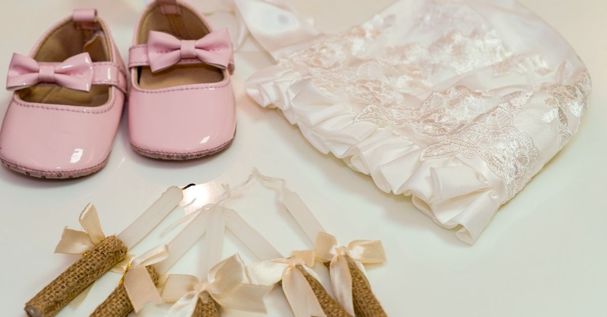 Zimowy chrzest bez dreszczy: eleganckie i ciepłe stylizacje dla maluszka