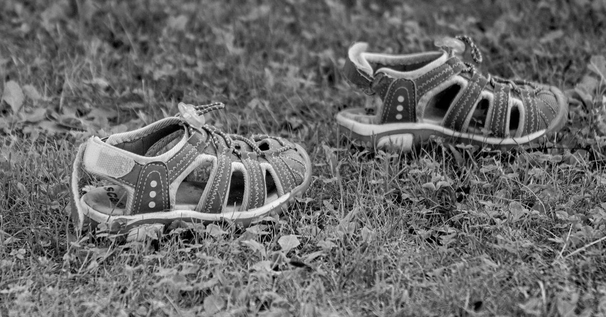 Komfort na świętym szlaku: buty trekkingowe czy sandały? Wybór, który uratuje Twoje stopy