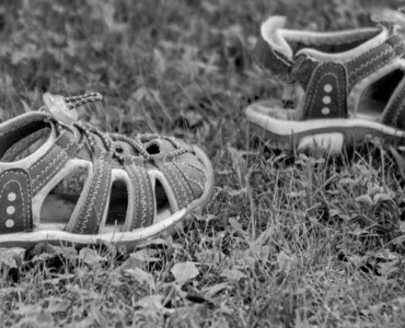 Komfort na świętym szlaku: buty trekkingowe czy sandały? Wybór, który uratuje Twoje stopy