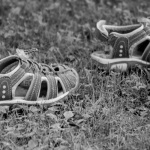 Komfort na świętym szlaku: buty trekkingowe czy sandały? Wybór, który uratuje Twoje stopy