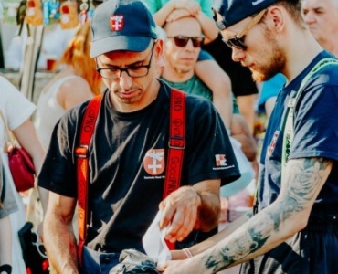 Strażnicy drogi: rola porządkowych na pieszej pielgrzymce i dlaczego warto do nich dołączyć